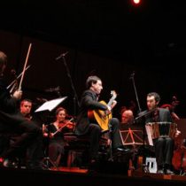 Roma, Auditorium Parco della Musica 13 05 2006
Stagione di Musica da Camera:
'Suono latino, sogno azteco'
Freon Ensemble
direttore e chitarra: Stefano Cardi
bandoneon: Daniele Di Bonaventura
Ph Riccardo Musacchio